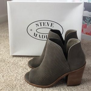 Steve Madden Tala Bootie. Size 6. Olive. New!